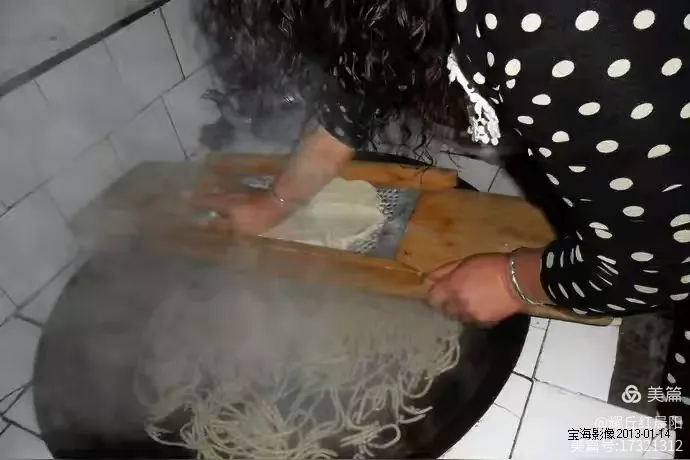 忆思故乡情意浓,纯味乡土饸饹面。小丘红岩赵玉才,自压饸饹纯味正。……文/小丘红岩耀丘红晨阳柴岁书